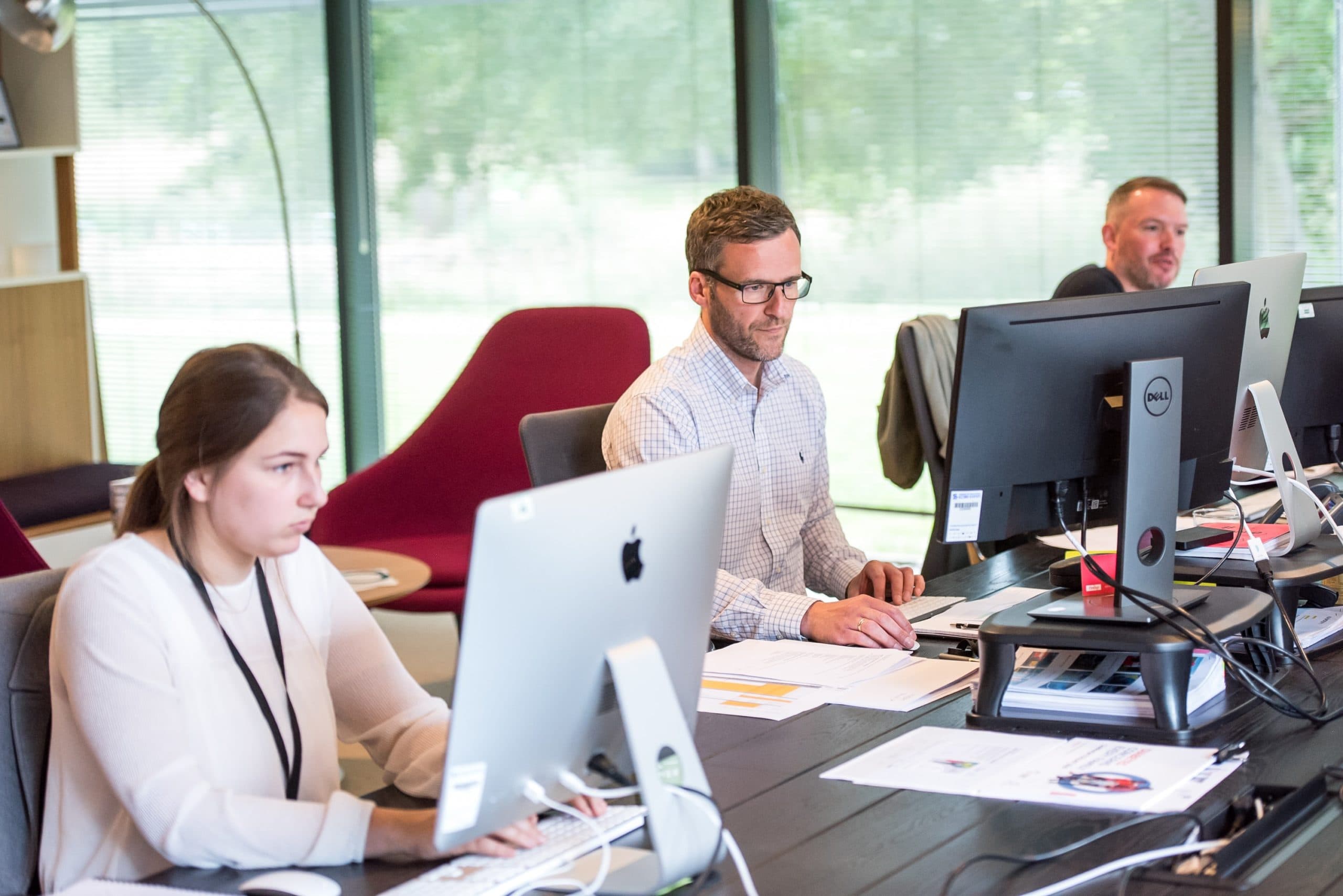 THE ULTIMATE GUIDE TO MANAGING REMOTE TEAMS